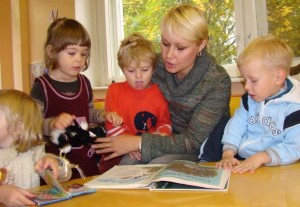 мама читает детям сказки
